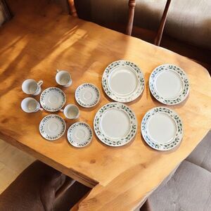 Caldor VTG 12pc Dinner Set Fine China Japan Christmas Floral Porcelain Ware